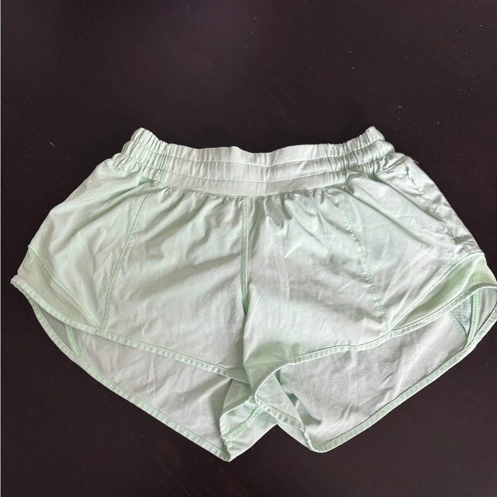 Lululemon Hotty Hot Low-Rise Lined Short 2.5